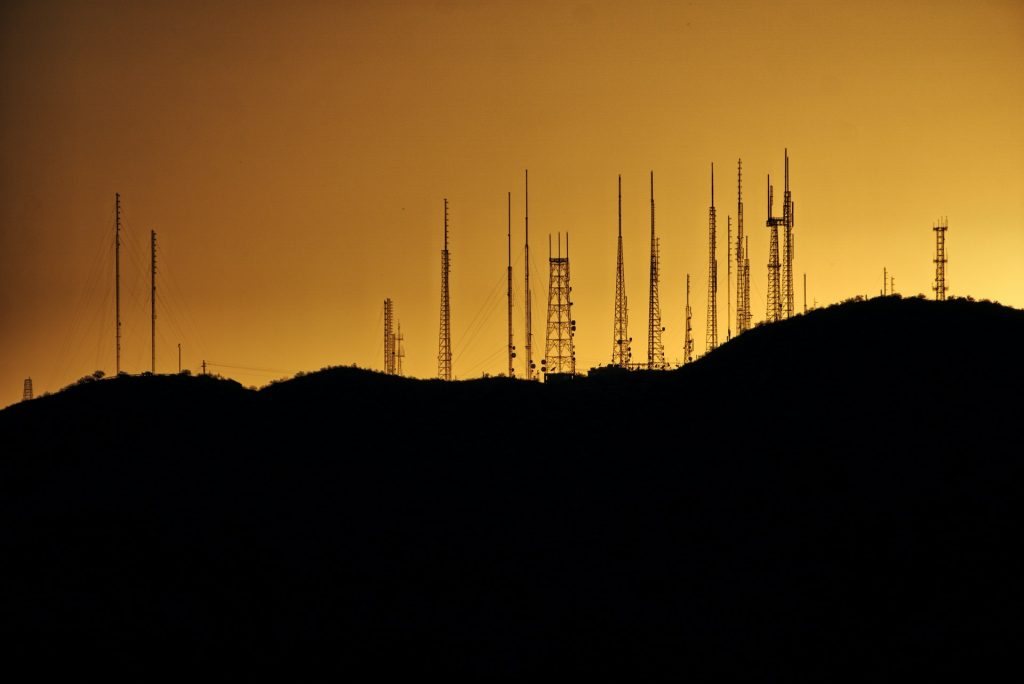 Imagem de Torres Explicando Quais as Vantagens de um ISP se Manter Regularizado